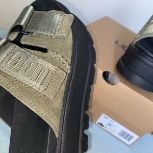 Ugg size 6 Clem platform sandals